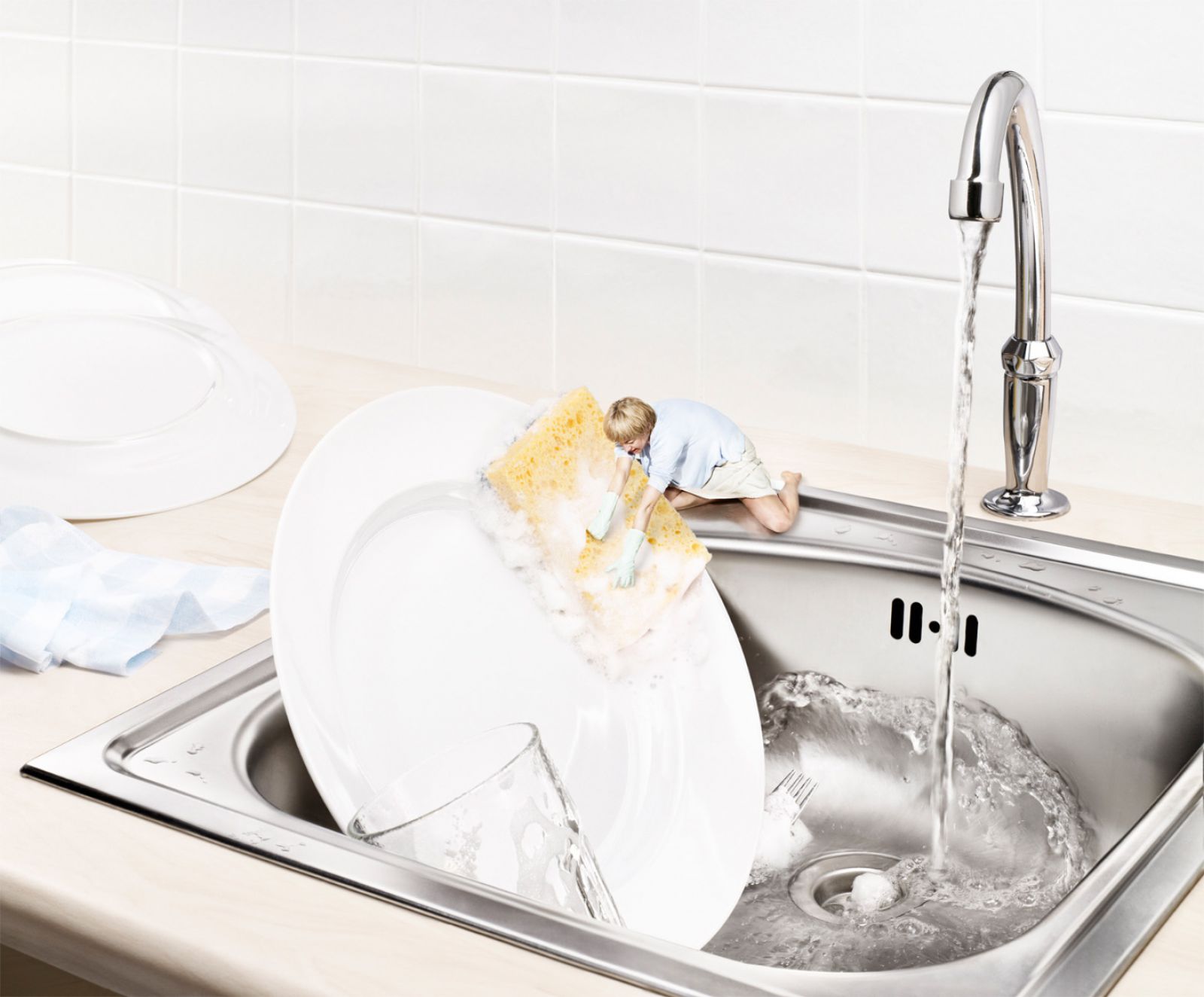 Мыть посуду ночью. Мытье посуды. Реклама средства для мытья посуды. Креативная реклама посуды. Креативная реклама моющих средств.